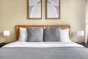 Een strijkplank/strijkijzer, wifi, beddengoed