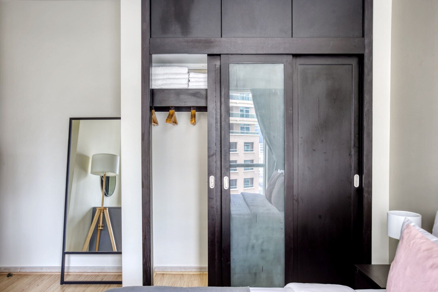 Tabla de planchar con plancha, wifi, ropa de cama