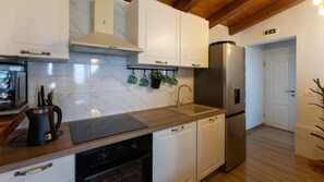 Kjøleskap, mikrobølgeovn, ovn og oppvaskmaskin