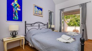 5 bedrooms, iron/ironing board, free WiFi, bed sheets