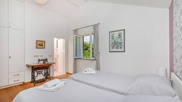4 bedrooms, iron/ironing board, free WiFi, bed sheets