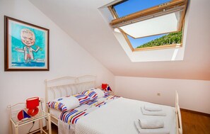 4 bedrooms, iron/ironing board, free WiFi, bed sheets