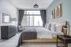 Een strijkplank/strijkijzer, wifi, beddengoed