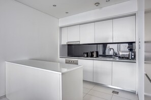 Een koelkast, een magnetron, een oven, een kookplaat