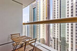 Outdoor dining - Blueground | Dubai Marina, pool, nr Marina (Dubai)