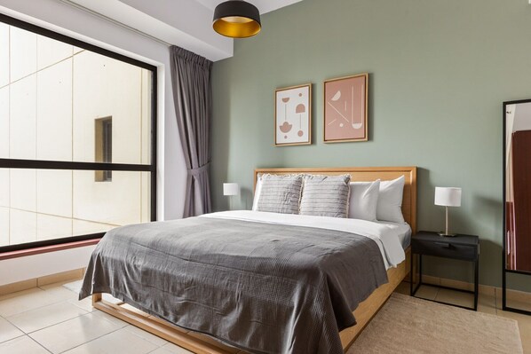 Tabla de planchar con plancha, wifi y ropa de cama 