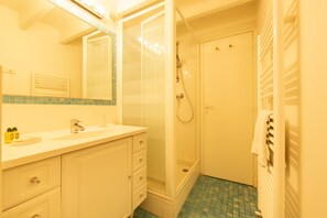 Dusche, Haartrockner, Handtücher