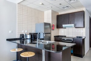 Kjøleskap, mikrobølgeovn, ovn og kokeplater