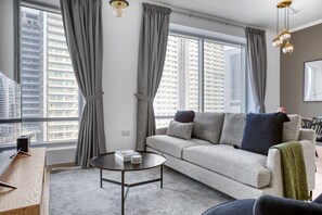 TV, stereo - Blueground | Downtown Dubai, pool, nr Burj Khalifa (Dubai)