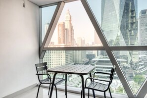 Dining - Blueground | DIFC, pool, nr Dubai World Trade Centre (Dubai)