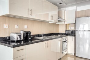 Fridge, microwave, oven, stovetop - Blueground | DIFC, pool, nr Dubai World Trade Centre (Dubai)