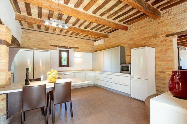 Stovetop, dishwasher, coffee/tea maker, cookware/dishes/utensils