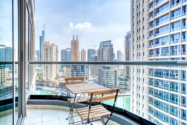 Outdoor dining - Blueground | Dubai Marina, pool, nr Jumeirah Beach (Dubai)