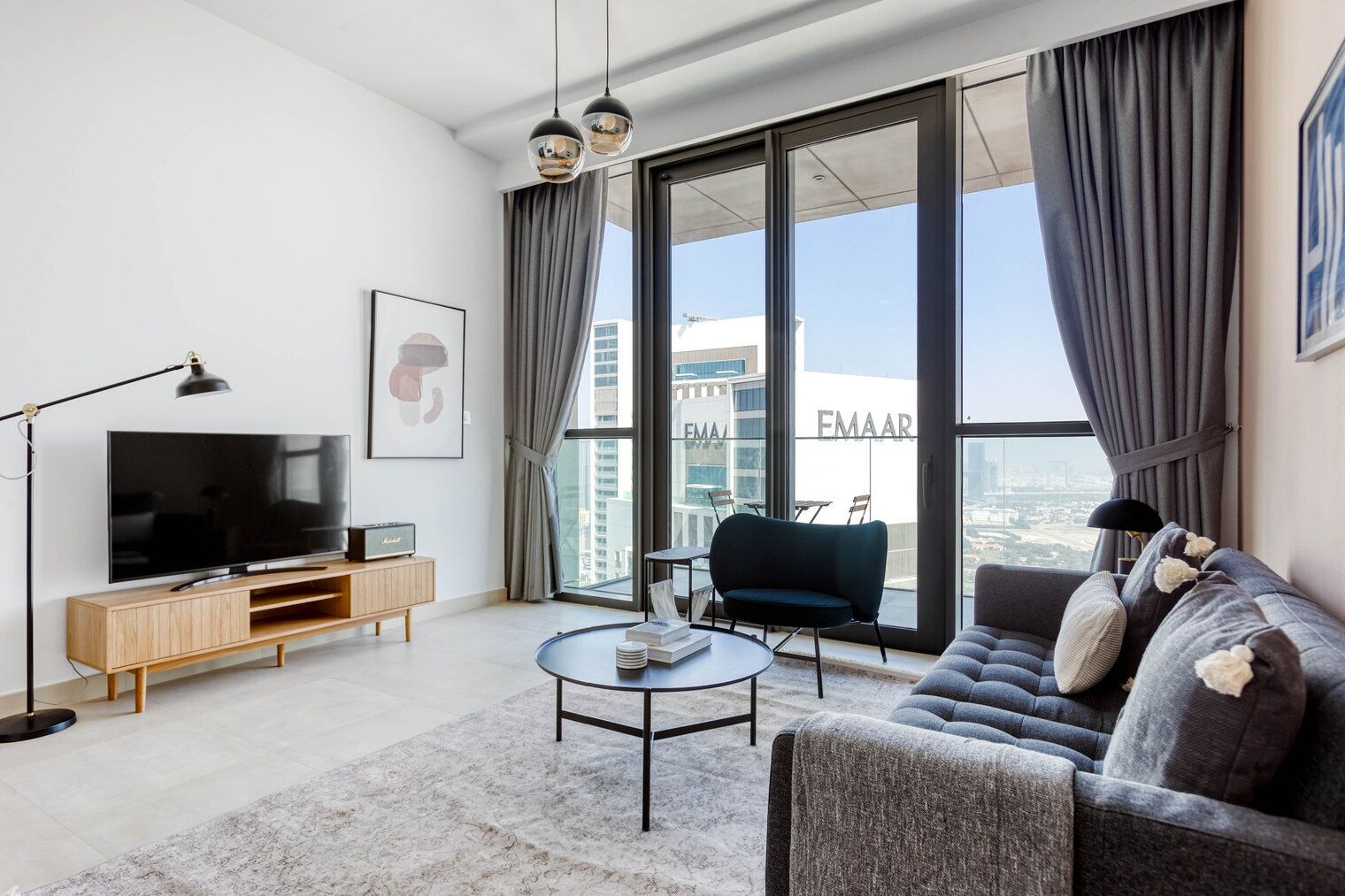 Una televisión, un reproductor estéreo