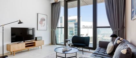 Una televisión, un reproductor estéreo