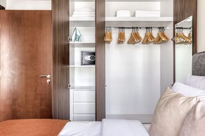 Iron/ironing board, WiFi, bed sheets - Blueground | Business Bay, pool, nr Burj Khalifa (Dubai)