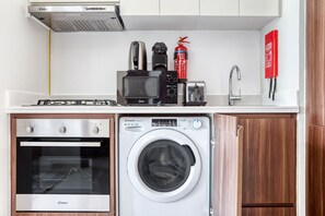 Fridge, microwave, oven, stovetop - Blueground | Business Bay, pool, nr Burj Khalifa (Dubai)