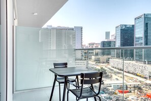 Outdoor dining - Blueground | Business Bay, pool, nr Burj Khalifa (Dubai)