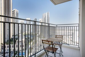 Outdoor dining - Blueground | Dubai Creek Harbour, pool, nr Canal (Dubai)