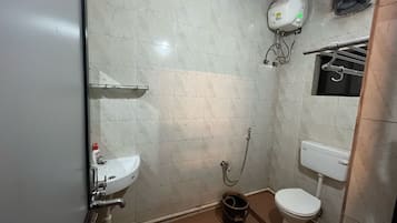 Deluxe Room, Balcony, City View | Bathroom