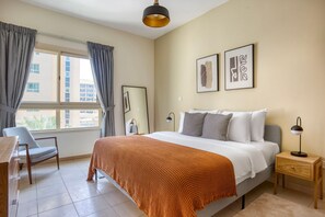 Tabla de planchar con plancha, wifi, ropa de cama