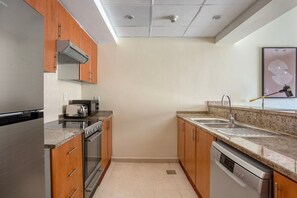 Kjøleskap, mikrobølgeovn, ovn og kokeplater