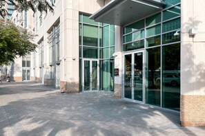 Exterior detail - Blueground | Downtown Dubai, pool, nr Burj Park (Dubai)