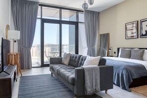 Een strijkplank/strijkijzer, wifi, beddengoed