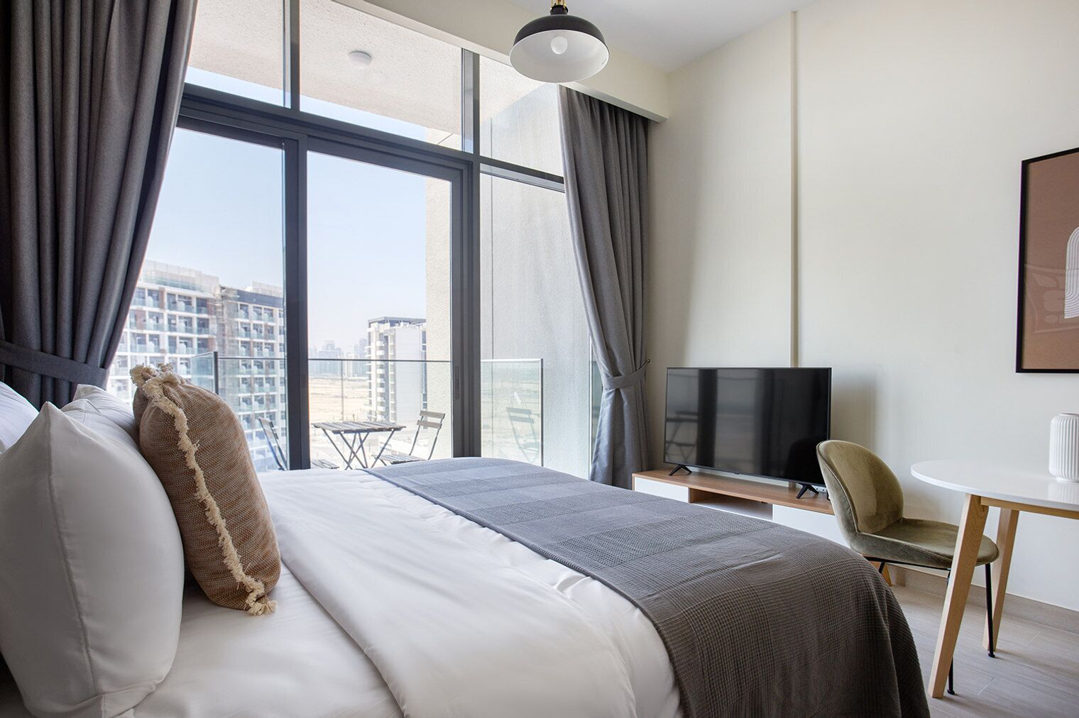 Tabla de planchar con plancha, wifi y ropa de cama 