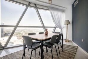 Dining - Blueground | DIFC, shared pool, nr Burj Khalifa (Dubai)