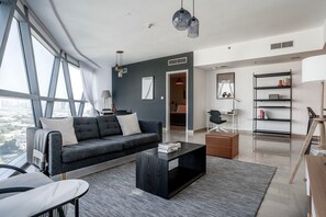 TV, stereo - Blueground | DIFC, shared pool, nr Burj Khalifa (Dubai)