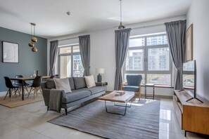 TV, stereo - Blueground | The Views, pool, nr Lake (Dubai)