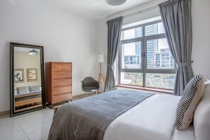 2 bedrooms, iron/ironing board, WiFi, bed sheets - Blueground | The Views, pool, nr Lake (Dubai)