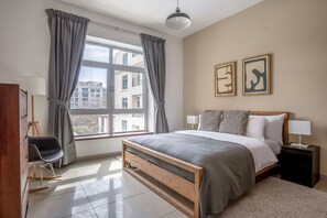 Een strijkplank/strijkijzer, wifi, beddengoed