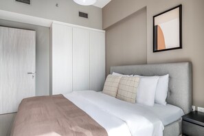 Een strijkplank/strijkijzer, wifi, beddengoed