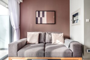 Een televisie en een stereo