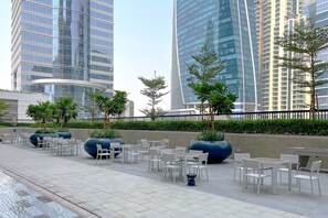 Outdoor dining - Blueground | Business Bay, pool, nr Dubai Canal (Dubai)