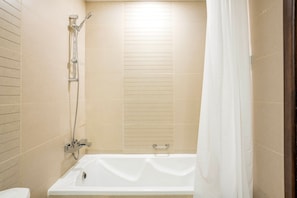 Hårføner og håndklær