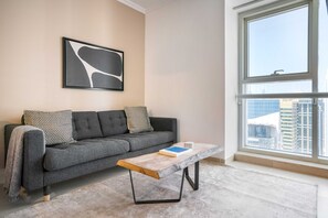 TV, stereo - Blueground | JLT, pool, nr Almas Tower (Dubai)