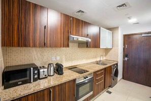 Fridge, microwave, oven, stovetop - Blueground | JLT, pool, nr Almas Tower (Dubai)