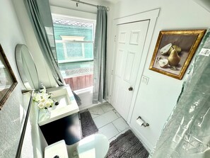 Sèche-cheveux, serviettes fournies, savon, papier toilette