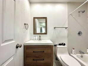 Séchoir à cheveux, serviettes fournies, savon, papier de toilette