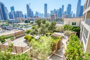 Property grounds - Blueground | Downtown Dubai, pool, nr Burj Khalifa (Dubai)