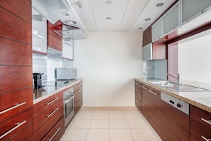 Kjøleskap, mikrobølgeovn, ovn og kokeplater