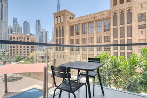 Outdoor dining - Blueground | Old Town, pool, nr Downtown (Dubai)