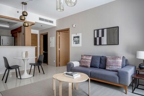 TV, stereo - Blueground | Downtown Dubai, pool, nr Burj Khalifa (Dubai)