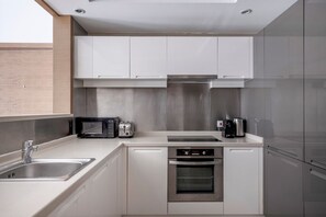 Fridge, microwave, oven, stovetop - Blueground | Downtown Dubai, pool, nr Burj Khalifa (Dubai)