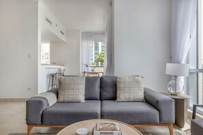 TV, stereo - Blueground | The Views, pool, nr Golf Course (Dubai)