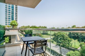 Outdoor dining - Blueground | The Views, pool, nr Golf Course (Dubai)