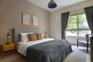 Tabla de planchar con plancha, wifi, ropa de cama